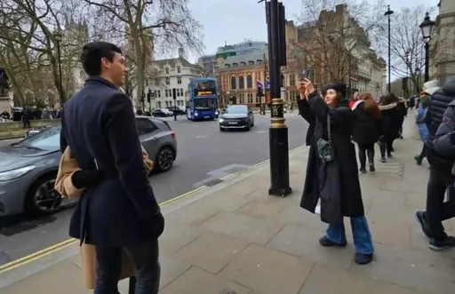 蔡依林變身「幫旅客拍照業務」 天后無罩逛街竟沒被認出