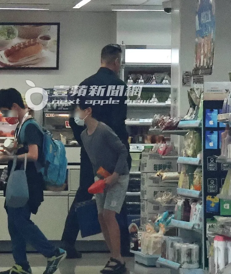 似乎覺得不夠，黑人又返回挑選。特勤中心攝