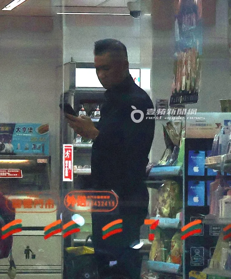 黑人當天表情凝重，心事重重的他死盯著手機。特勤中心攝