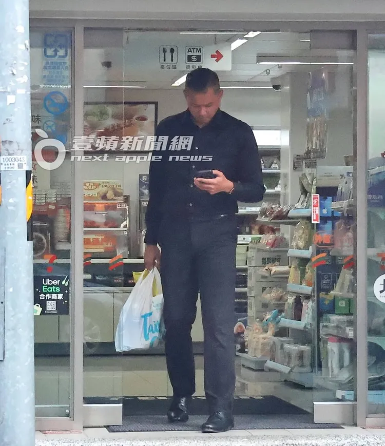 黑人小腹微凸提了一袋零食速速離開現場，據悉他沒有直接返回公司。特勤中心攝