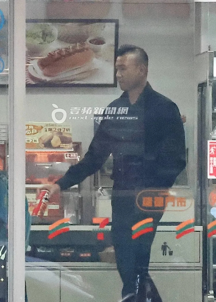 最後黑人又挑了一罐洋芋片結帳。特勤中心攝