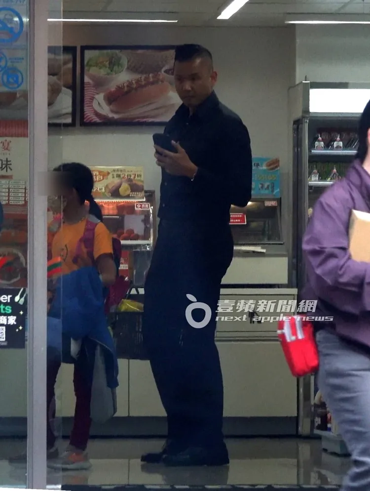 黑人當起偽菜籃族，拿了一籃的零食準備結帳。特勤中心攝