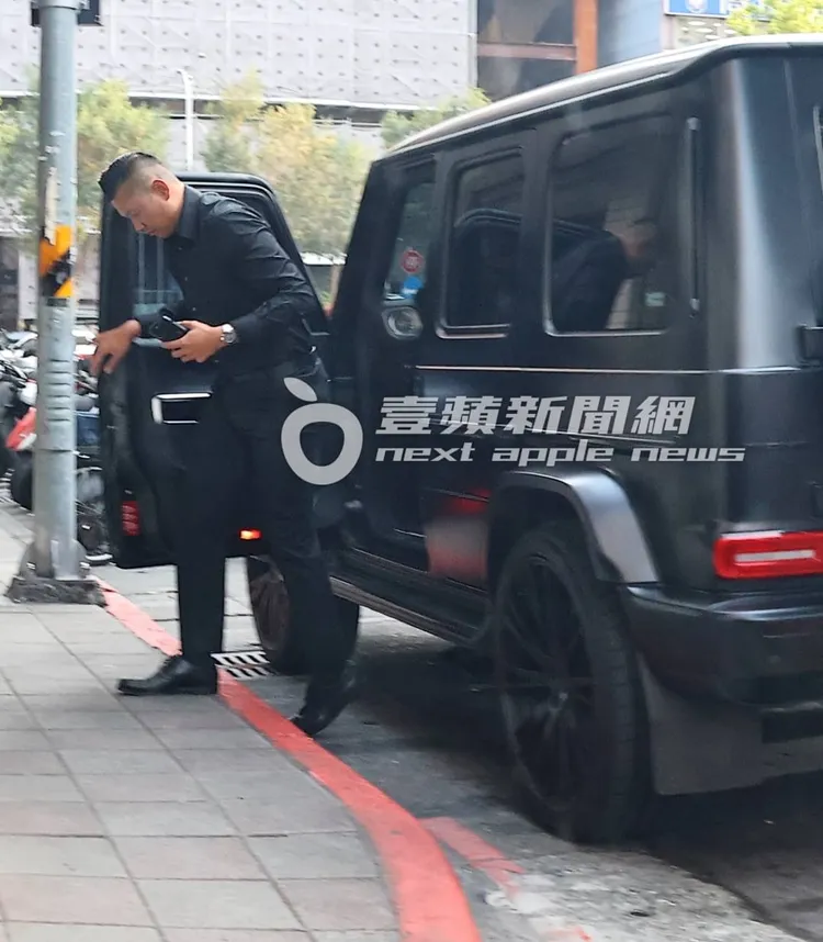 黑人頂著帥氣油頭，從865萬起的G63下車。特勤中心攝