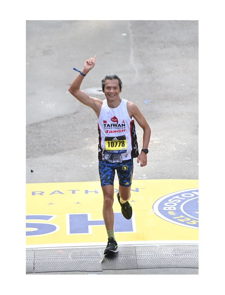 20211011 波士頓馬拉松踩到終點線的瞬間。翻攝周林信臉書