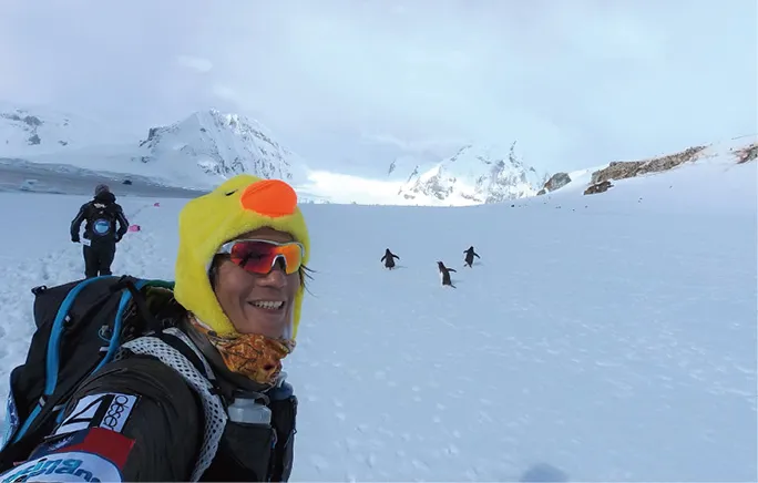 在南極洲時好奇的企鵝不時靠近周林信。周林信提供