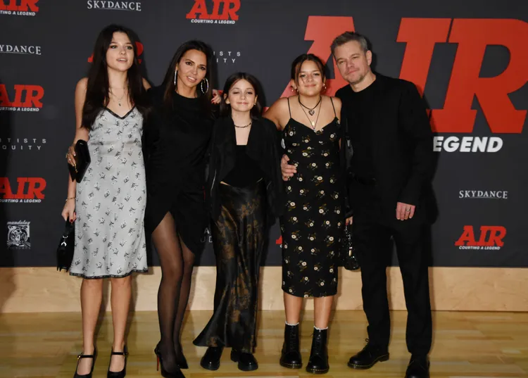 麥特戴蒙（右）帶著老婆、女兒一家5口參與首映會。達志