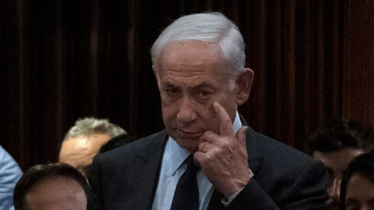 反對司法改革的民眾質疑，尼坦雅胡想利用司法改組發揮影響力，撤銷他的貪汙案審判或影響上訴到最高法院的案件。美聯社