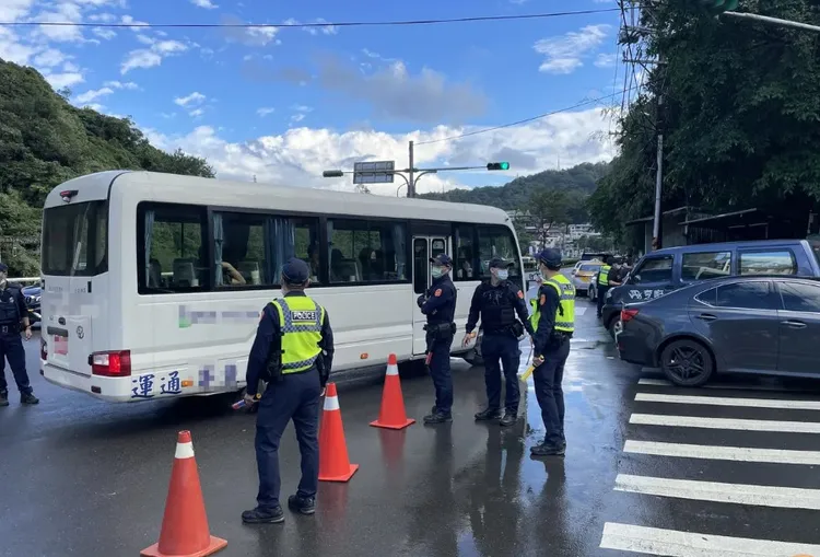 警方在出殯會場周圍維安。翻攝畫面