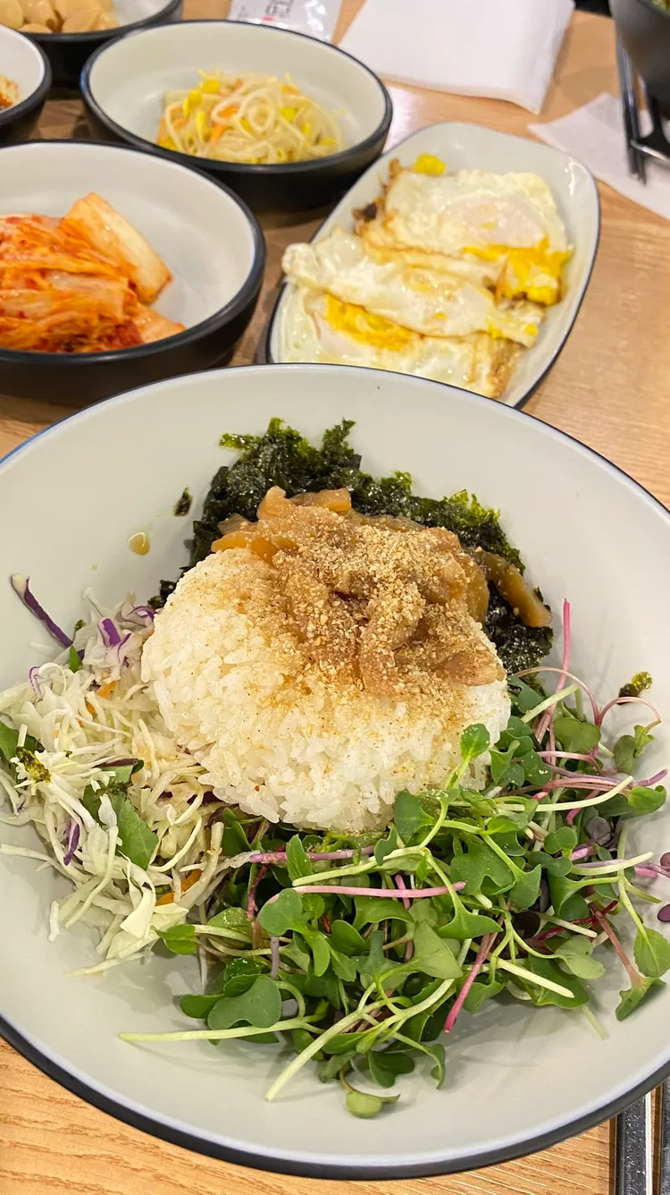 在韓國吃的另一餐石鍋拌飯。翻攝新海誠推特