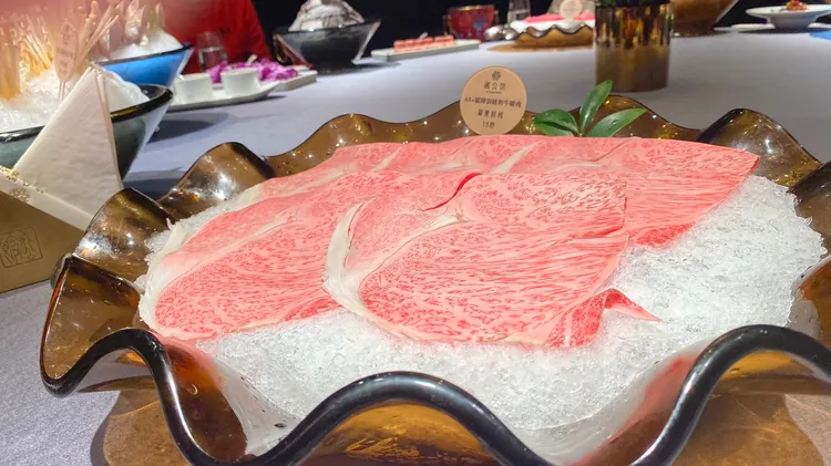 中國準備的和牛超大一片。翻攝新海誠推特