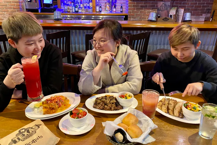 Texas Roadhouse抗通膨，推出牛豬雞超值餐點499元起。業者提供