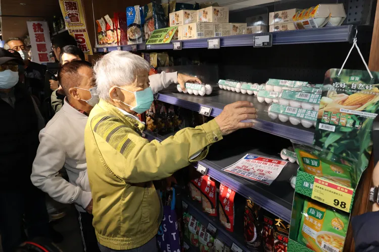 圖為民眾前往買蛋。彭欣偉攝