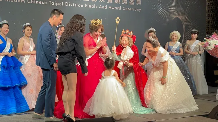 小孫女現身獻花。 世界夫人集團提供