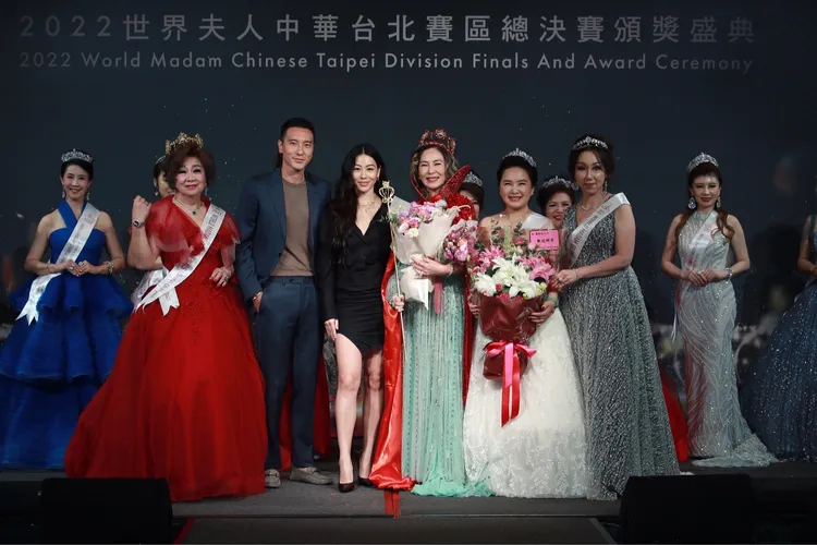 王陽明(左四起)、蔡詩芸與蔡麗娜一家人在台上合影。讀者提供