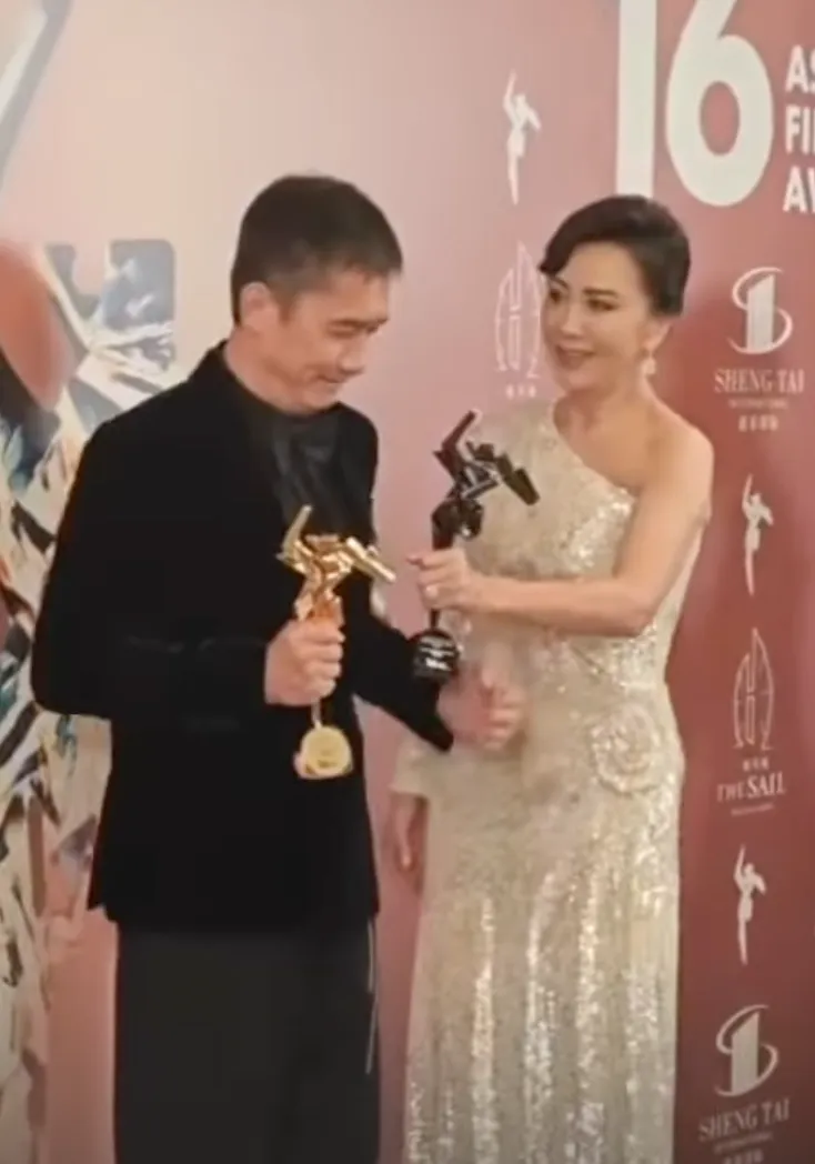 劉嘉玲（右）突然把獎座還給梁朝偉。翻攝劉嘉玲IG