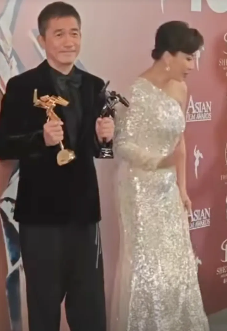 劉嘉玲（右）意識到應該讓梁朝偉獨照，因此揮了揮手後趕緊退開。翻攝劉嘉玲IG