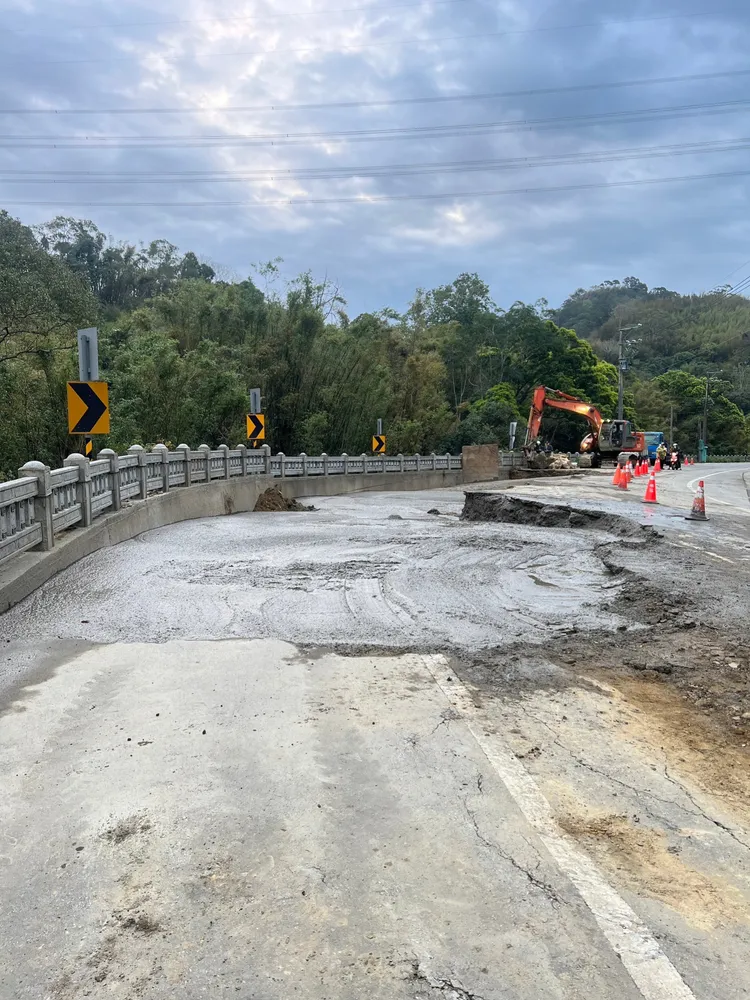 上午上班時間暫時開放單線通車，預計於9時繼續搶修。寶山鄉長邱振瑋提供