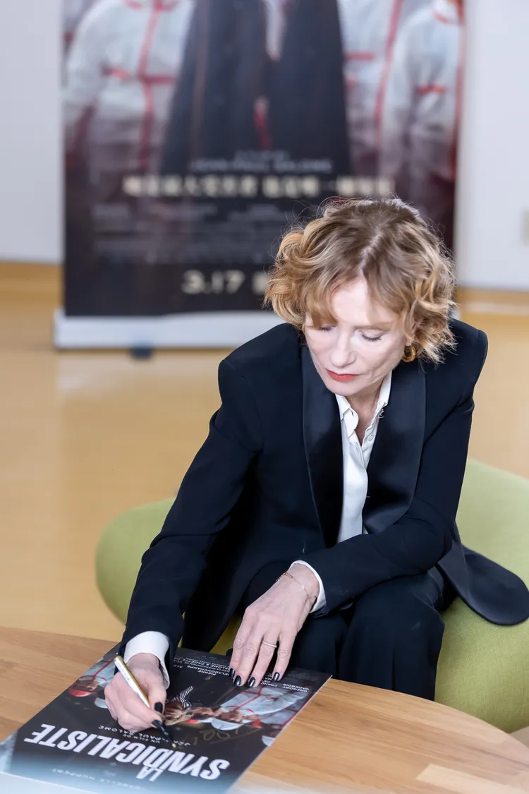 法國影后伊莎貝雨蓓出席新片首映活動。佳映娛樂