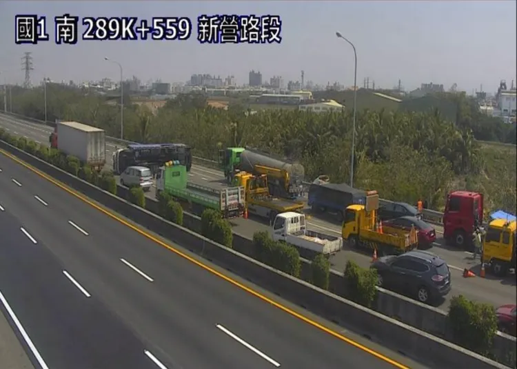 現場僅開放內側通行。取自高速公路1968