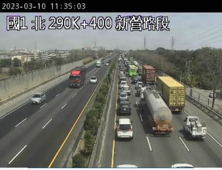 車流回堵。取自高速公路1968