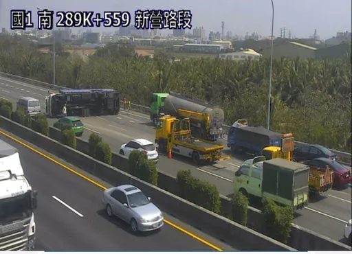 國1新營段大車側翻橫躺2車道 車流塞爆回堵4公里