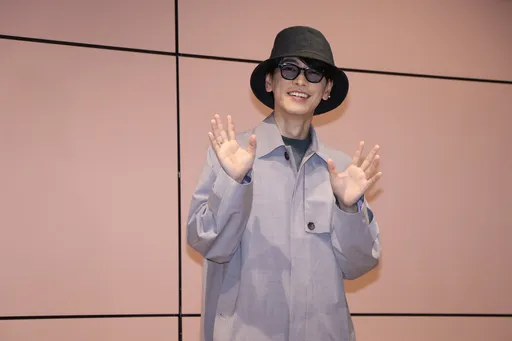 佐藤健到了!4度來台放送手指愛心 超寵粉立馬在桃機辦簽名會