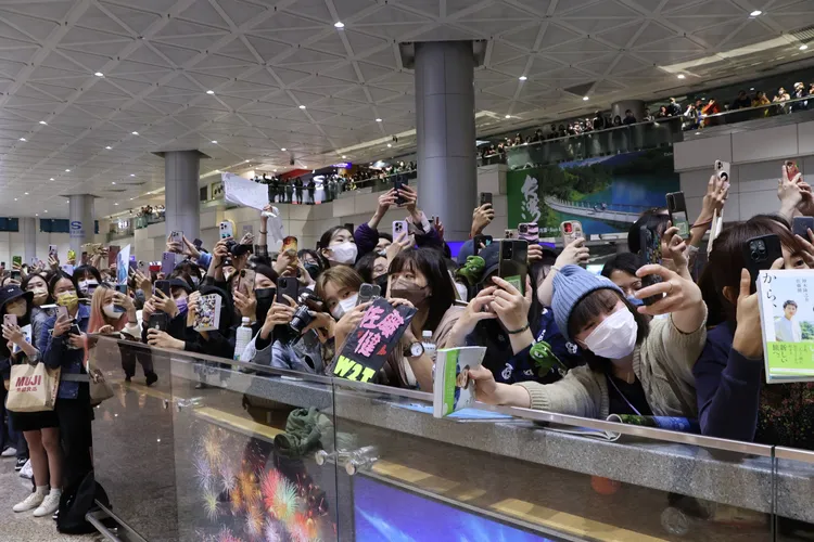 大批粉絲到桃園機場接機。鄭孟晃攝