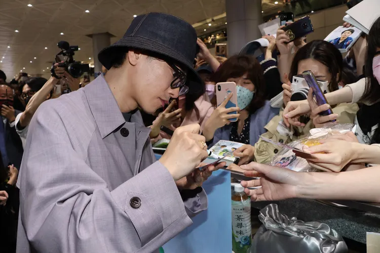 佐藤健認真幫粉絲簽名。鄭孟晃攝