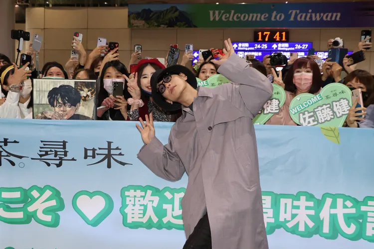 佐藤健開心和台灣粉絲相見歡。鄭孟晃攝