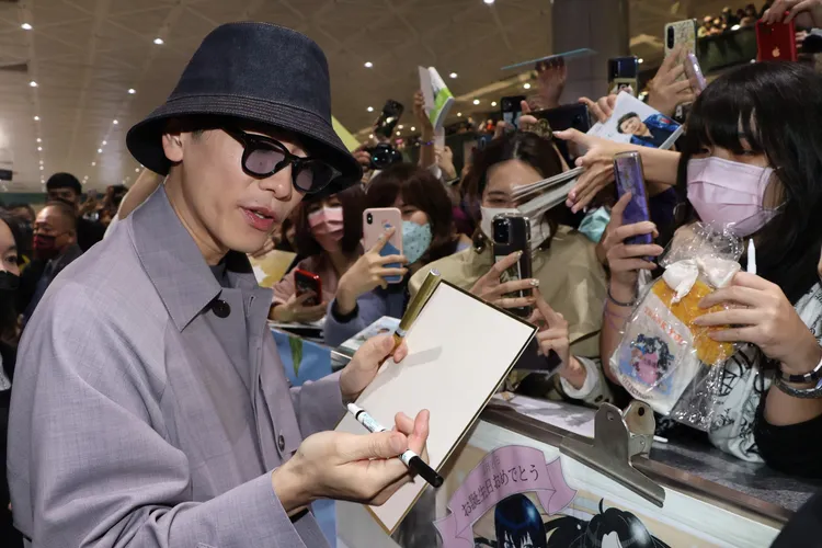 佐藤健在機場幫粉絲簽名。鄭孟晃攝