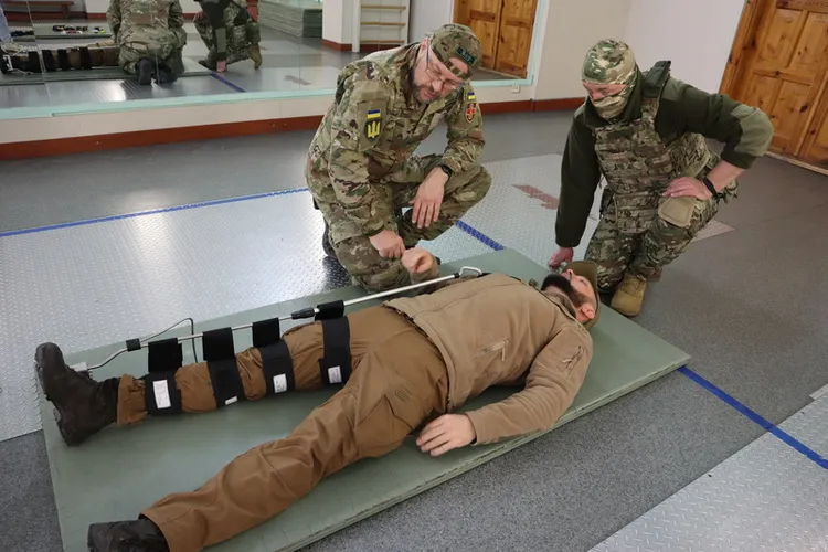 考量到各種戰爭風險，烏克蘭地方民防單位多由具有戰鬥經驗的人主導及擔任教官，與國土防衛軍合作更添訓練能量。圖為烏克蘭平民接受基本緊急醫療訓練。中央社