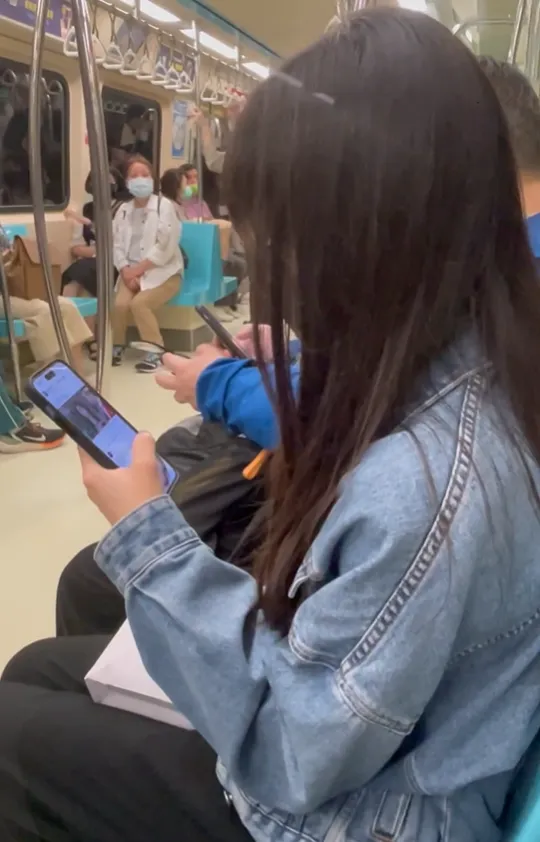 Gino看到妹子在看《一家團圓》忍不住偷拍起來。翻攝自Gino臉書