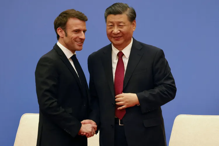 馬克宏（左）在中國被奉為上賓，右為中國國家主席習近平。路透社