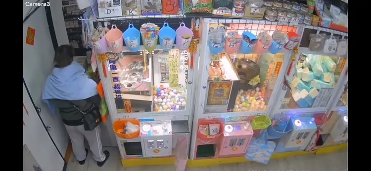 張姓女慣竊在店內偷竊物品。讀者提供