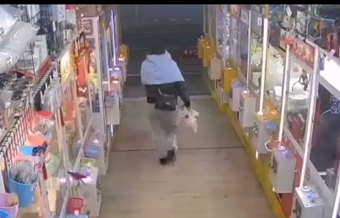 張姓女慣竊行竊後提著贓物離開。讀者提供