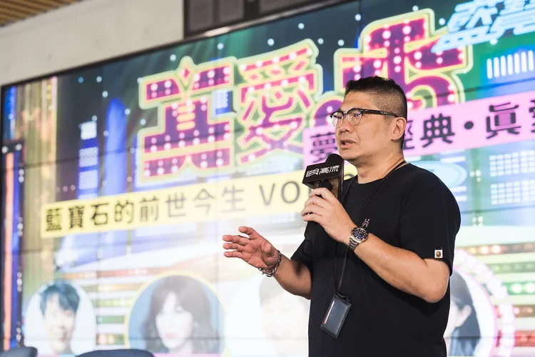 高流執行長丁度嵐出席藍寶石講座，開場介紹出席來賓。高流提供