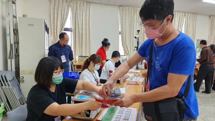 民眾現場領取紓困金。竹北市公所提供