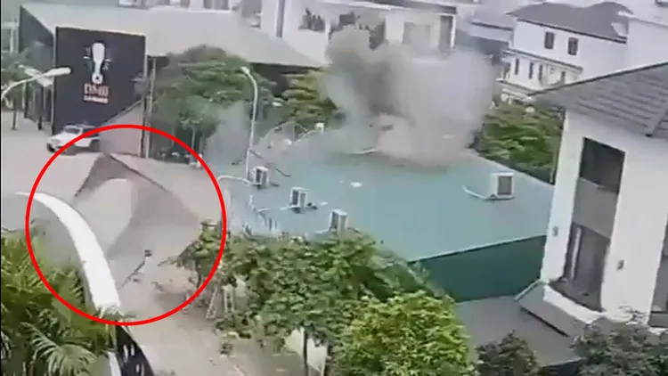 室外機部分機體飛射到其他房屋。翻攝自推特