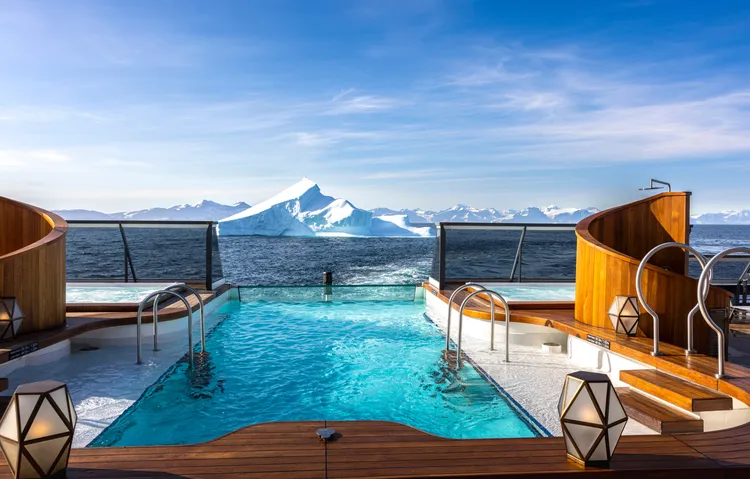 搭乘頂級奢豪郵輪，壯觀南極冰山盡收眼底。元本旅遊提供