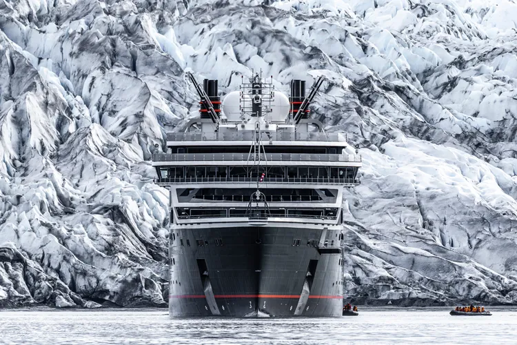 「南極追夢號」旗艦探險船，以提供頂級奢華服務聞名，贏得冰上移動豪宅稱號，更有「魚子醬船隊」美譽。元本旅遊提供