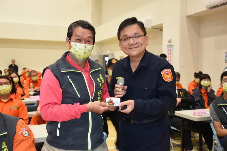 蘆洲分局宣傳防詐不遺於力，麟里巡守隊也成為小幫手。警局提供