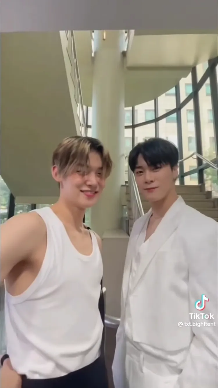 然竣（左）與文彬一起跳過舞蹈挑戰。翻攝TXT TikTok