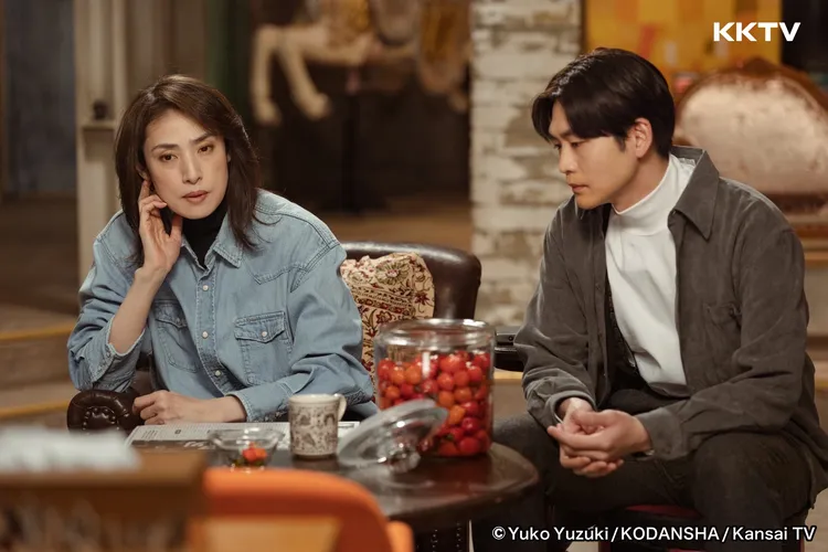 天海祐希（左）和松下洸平在《絕對不可能-偵探·上水流涼子的解析-》是超級搭檔。KKTV提供