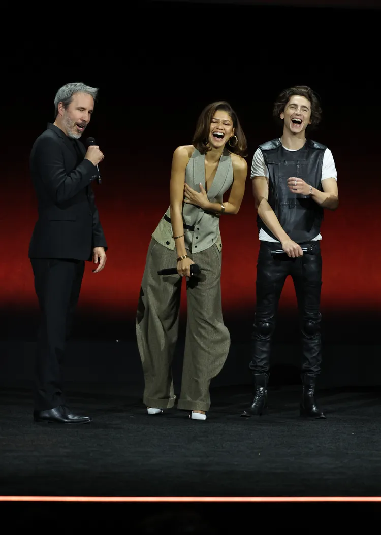 導演丹尼維勒納夫（左）、贊妲雅與提摩西夏勒梅在《沙丘2》預告發布會很開心。華納兄弟提供