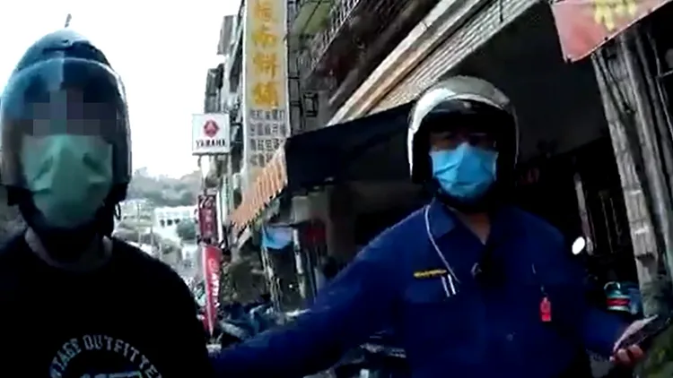 陳男（左）遭警上銬後，以致電媽媽為由試圖逃跑。讀者提供