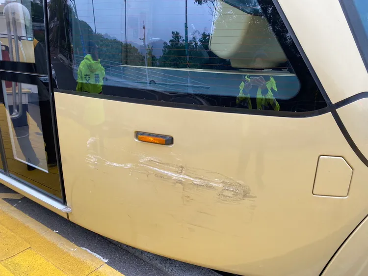 輕軌列車右車身有刮傷。新店警分局提供
