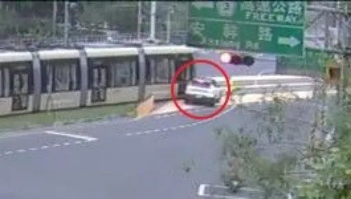 安坑轻轨通车75天　首起车祸！新北女驾车擦撞列车