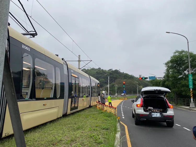 蔡女駕駛的轎車（右）與輕軌列車發生碰撞。新店警分局提供