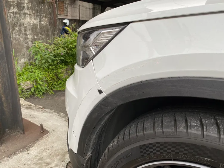 蔡女駕駛的轎車車頭些微擦傷。新店警分局提供