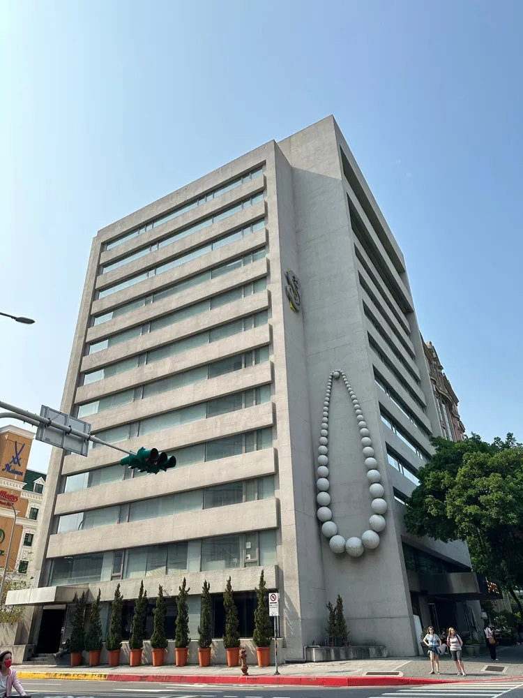 汪小菲昨晚親口對媒體說好「明天見。」傍晚直接搭乘367萬元凌志保母車離開S Hotel停車場落跑。讀者提供